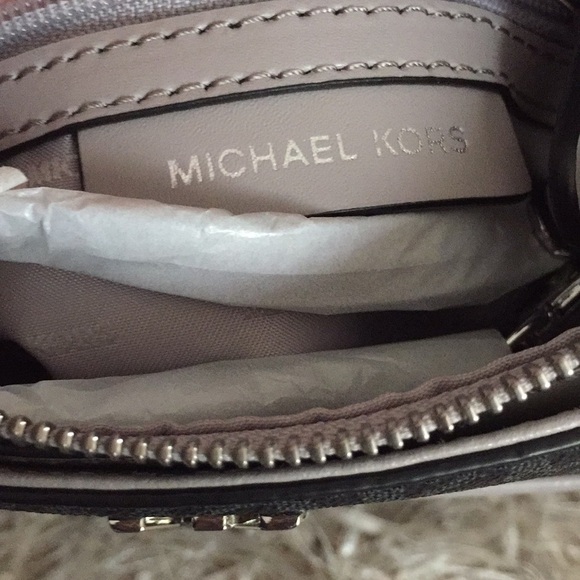 Michael Kors Gloria Pocket Swing Pack Crossbody - Picture 11 of 17